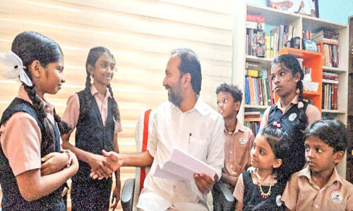 സങ്കടങ്ങൾ പറയാനെത്തിയ കുട്ടികൾ പുഞ്ചിരിയോടെ മടങ്ങി; വെള്ളിമൺ ഗവ.യു.പി സ്കൂളിന് ആവശ്യമായതെല്ലാം നൽകുമെന്ന് എം.എൽ.എ സങ്കടങ്ങൾ പറയാനെത്തിയ കുട്ടികൾ പുഞ്ചിരിയോടെ മടങ്ങി; വെള്ളിമൺ ഗവ.യു.പി സ്കൂളിന് ആവശ്യമായതെല്ലാം നൽകുമെന്ന് എം.എൽ.എ