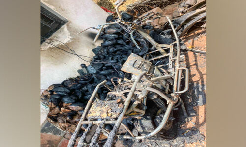 വൈ​ദ്യു​ത സ്കൂ​ട്ട​ർ ചാ​ർ​ജി​ങ്ങി​നി​ടെ പൊ​ട്ടി​ത്തെ​റി​ച്ചു