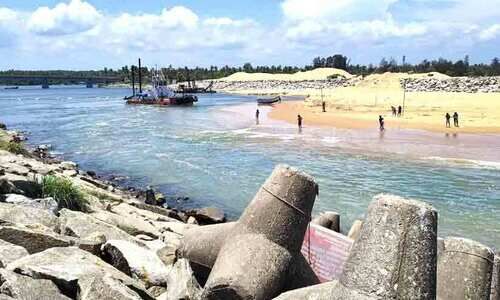 ഡ്രഡ്ജിങ് കാര്യക്ഷമമല്ല, പൊഴിയിൽ വീണ്ടും മണ്ണടിയുന്നു ഡ്രഡ്ജിങ് കാര്യക്ഷമമല്ല, പൊഴിയിൽ വീണ്ടും മണ്ണടിയുന്നു