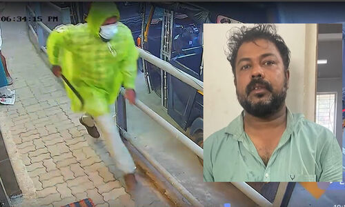 ഇടവഴിയിൽ കയറി മഴക്കോട്ട് ധരിച്ചു; കൊടുവാൾ കടലാസിൽ പൊതിഞ്ഞ് ആളുകൾ നോക്കിനിൽക്കെ വയോധികനെ വെട്ടി; പ്രതി പിടിയിൽ