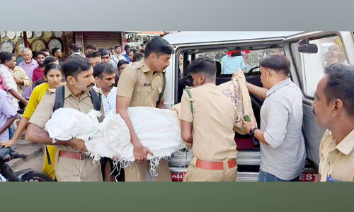 ആനക്കൊമ്പുകള് പിടികൂടൽ; ആകാംക്ഷയിലും കൗതുകത്തിലും നാട്ടുകാർ ആനക്കൊമ്പുകള് പിടികൂടൽ; ആകാംക്ഷയിലും കൗതുകത്തിലും നാട്ടുകാർ