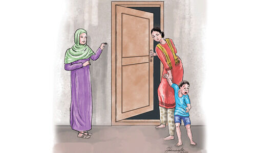 കരഞ്ഞ് പിന്നാലെ ഓടിയ കുഞ്ഞിനെ പിടിച്ചുവലിച്ച് വീടിന്‍റെ അകത്താക്കി പുറത്തുനിന്ന് പൂട്ടി ആ അമ്മ നടന്നകന്നു...