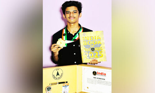 ആത്മകഥയിൽ റെക്കോഡുമായി പ്ലസ് ടു വിദ്യാർഥി ആത്മകഥയിൽ റെക്കോഡുമായി പ്ലസ് ടു വിദ്യാർഥി