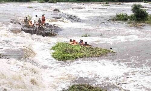 പുഴക്ക് നടുവിൽ അവർ നാലുപേർ; ജീവിതത്തിലേക്ക് കൈപിടിച്ച് അഗ്നിരക്ഷാസേന
