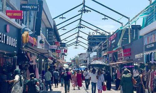 കാണാനേറെയുണ്ട് മധുരമൂറും ഈ തെരുവിൽ