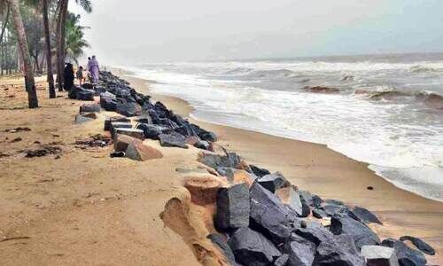 പെറുവാഡ് തീരത്ത് കടൽക്ഷോഭം പെറുവാഡ് തീരത്ത് കടൽക്ഷോഭം