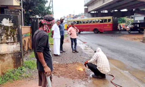 കൂർത്ത കമ്പികൾ മുറിച്ചു മാറ്റി; കുഞ്ഞുങ്ങൾക്കിനി പരിക്കേൽക്കാതെ നടക്കാം കൂർത്ത കമ്പികൾ മുറിച്ചു മാറ്റി; കുഞ്ഞുങ്ങൾക്കിനി പരിക്കേൽക്കാതെ നടക്കാം