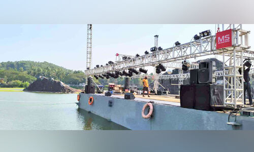 ജലാശയത്തിന് മുകളിലെ വേദി ശ്രദ്ധേയമാവുന്നു ജലാശയത്തിന് മുകളിലെ വേദി ശ്രദ്ധേയമാവുന്നു