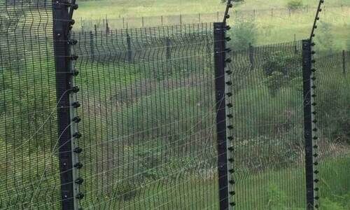 വ​ന​ത്തി​നു​ള്ളി​ലെ തേ​ക്ക് പ്ലാ​ന്‍റേ​ഷ​നു​ക​ൾ​ക്ക് സോ​ളാ​ർ വേ​ലി; കാ​ട്ടാ​ന​ക​ൾ നാ​ടി​റ​ങ്ങു​ന്നു