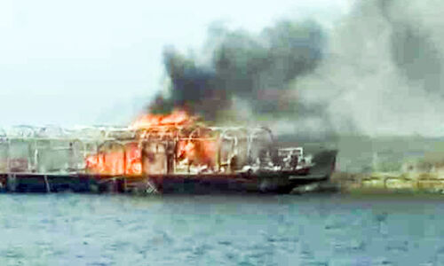 ഹൗസ് ബോട്ട് കത്തിനശിച്ചു