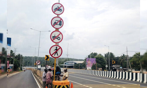 ബൈക്കിനും ഓട്ടോയ്ക്കും പ്രവേശനമില്ല; ആറുവരിപ്പാതയിൽ ബോർഡുകൾ സ്ഥാപിച്ചുതുടങ്ങി
