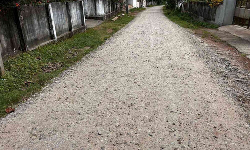 പുനർനിർമിച്ച റോഡിൽ ടാറിങ്​ വൈകുന്നു