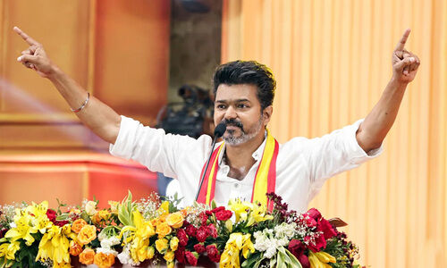 ‘പിടിച്ചതിനെ വിട്ട് പറക്കുന്നതിനെ പിടിക്കണോ?’, വിജയ്ക്കൊപ്പം ചേരാൻ മോഹിച്ച് തമിഴ്നാട് കോൺഗ്രസ് നേതാക്കൾ; ഡി.എം.കെയുമായുള്ള ആത്മബന്ധം തുടരുമോ?