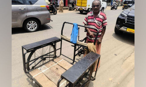 ഇ​ന്ന് തൊ​ഴി​ലാ​ളി ദി​നം; മു​ച്ച​ക്ര വ​ണ്ടി​യി​ൽ വേ​ണു​വി​ന്‍റെ ജീ​വി​ത യാ​ത്ര​ക്ക് നാ​ലു പ​തി​റ്റാ​ണ്ട്