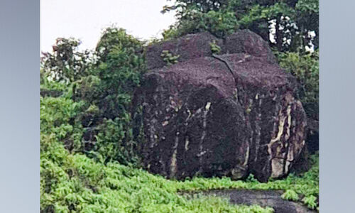 വീടുകൾക്ക് മുകളിൽ അപകട ഭീഷണിയായ പാറക്കല്ല് നീക്കാൻ 25 ലക്ഷം അനുവദിച്ചു വീടുകൾക്ക് മുകളിൽ അപകട ഭീഷണിയായ പാറക്കല്ല് നീക്കാൻ 25 ലക്ഷം അനുവദിച്ചു
