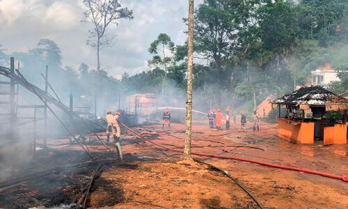 ബോച്ചെ ഹട്ടിൽ തീപിടിത്തം; ഷെഡ്ഡുകളും സാധനങ്ങളും കത്തിനശിച്ചു ബോച്ചെ ഹട്ടിൽ തീപിടിത്തം; ഷെഡ്ഡുകളും സാധനങ്ങളും കത്തിനശിച്ചു