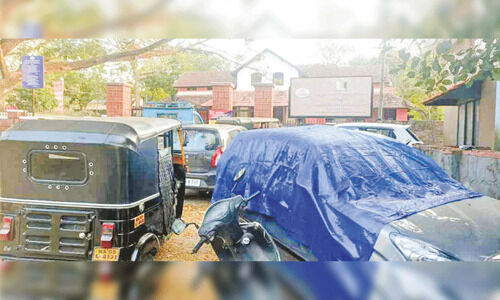 പൈ​തൃ​ക മ്യൂ​സി​യ​ത്തി​ന്റെ കാ​ഴ്ച മ​റ​ച്ച് വാ​ഹ​ന പാ​ർ​ക്കി​ങ്