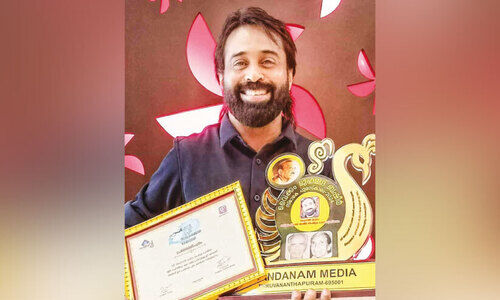 കേ​ര​ള ഫോ​ക് ലോ​ർ അ​ക്കാ​ദ​മി അ​വാ​ർ​ഡ് തി​ള​ക്ക​ത്തി​ൽ അ​ബു കെ​ൻ​സ