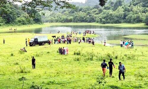 ക​രി​യാ​ത്തും​പാ​റ പു​ഴ​യോ​രം അ​പ​ക​ട മേ​ഖ​ല​യാ​കു​ന്നു; കൂ​ടു​ത​ൽ മു​ന്ന​റി​യി​പ്പ് ബോ​ർ​ഡു​ക​ൾ സ്ഥാ​പി​ക്കും