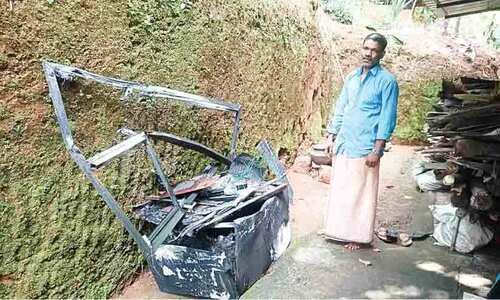 റഫ്രിജറേറ്റര്‍ പൊട്ടിത്തെറിച്ച് അപകടം;  വീടിന് കേടുപാട്