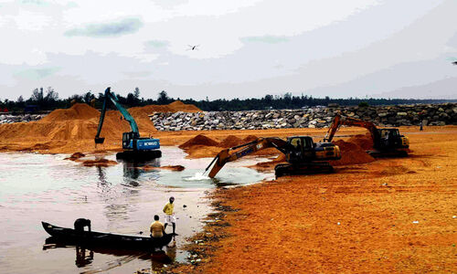 പൊഴി മുറിച്ചുതുടങ്ങി, വെള്ളപ്പൊക്ക ഭീഷണി തുടരുന്നു പൊഴി മുറിച്ചുതുടങ്ങി, വെള്ളപ്പൊക്ക ഭീഷണി തുടരുന്നു