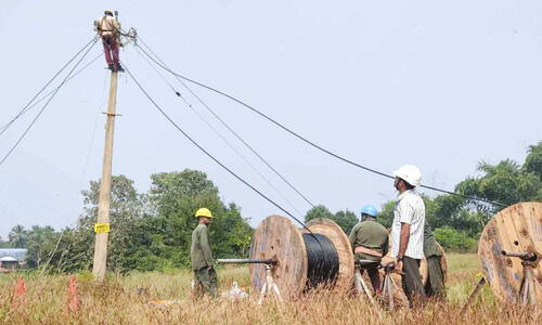 ഷൊ​ർ​ണൂ​ർ സ​ർ​ക്കി​ളി​ൽ വൈ​ദ്യു​തി​ലൈ​ൻ ക​വ​ചി​ത കേ​ബി​ളു​ക​ളാ​ക്കു​ന്നു