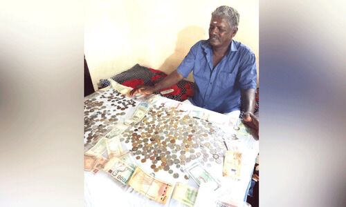 ചുമടെടുത്ത്​ കാർത്തികേയൻ സ്വരൂപിച്ചത്​ ലക്ഷങ്ങൾ വിലമതിക്കുന്ന കറൻസികൾ