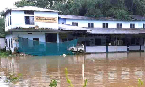 കു​ടും​ബാ​രോ​ഗ്യ കേ​ന്ദ്ര​ത്തി​ൽ വെ​ള്ളം ക​യ​റി; ആ​ശു​പ​ത്രി പ്ര​വ​ർ​ത്ത​നം വീ​ട്ടി​ലേ​ക്ക് മാ​റ്റി