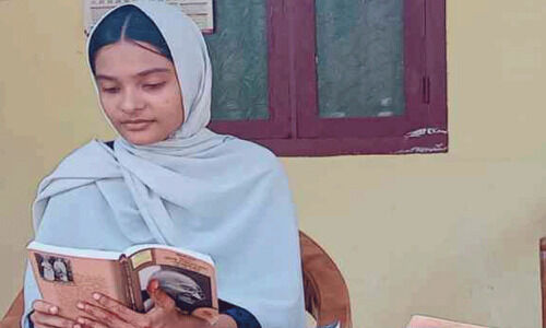 18കാരി മിസ്റിയ തസ്നീം വായിക്കുകയാണ്; ഐ.എ.എസ് മോഹവുമായി 18കാരി മിസ്റിയ തസ്നീം വായിക്കുകയാണ്; ഐ.എ.എസ് മോഹവുമായി