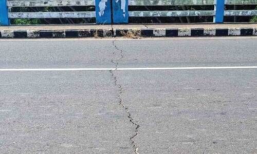 കട്ടുപ്പാറ ഇട്ടക്കടവ് പാലം; എക്സ്പാൻഷൻ ജോയൻറുകൾക്ക് മീതെ വിള്ളൽ കട്ടുപ്പാറ ഇട്ടക്കടവ് പാലം; എക്സ്പാൻഷൻ ജോയൻറുകൾക്ക് മീതെ വിള്ളൽ