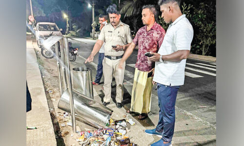 ഓ​ല​പ്പീ​ടി​ക​യി​ൽ മ​ദ്യ​പ​രു​ടെ അ​ഴി​ഞ്ഞാ​ട്ടം