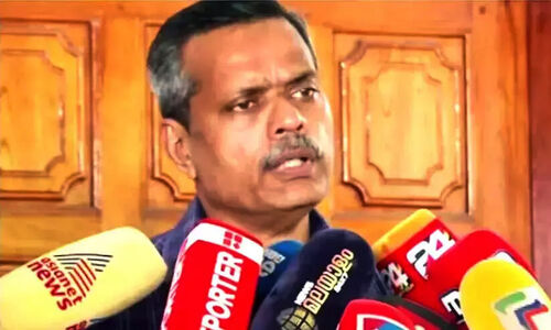 മുഖ്യമന്ത്രിയുടെ ‘ലൈസൻസ്’ കിട്ടി, ഇനി ഹാരിസ് വേട്ട