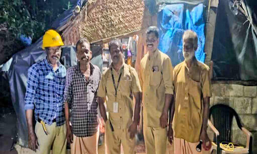 അപേക്ഷ സമർപ്പിച്ച് മണിക്കൂറുകൾക്കുള്ളിൽ നിർധന കുടുംബത്തിന് വൈദ്യുതി കണക്ഷൻ അപേക്ഷ സമർപ്പിച്ച് മണിക്കൂറുകൾക്കുള്ളിൽ നിർധന കുടുംബത്തിന് വൈദ്യുതി കണക്ഷൻ