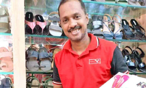 ചെ​രി​പ്പ് ക​ട​യി​ലും സം​ഗീ​ത​ത്തി​ന്റെ കാ​ലൊ​ച്ച​കേ​ട്ട് പ്ര​ജി​ത്ത്