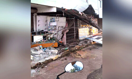 പൊലീസിനെ കണ്ട് ഡ്രൈവർ ഇറങ്ങിയോടി; മണൽ ലോറി കടയിലേക്ക് ഇടിച്ചുകയറി പൊലീസിനെ കണ്ട് ഡ്രൈവർ ഇറങ്ങിയോടി; മണൽ ലോറി കടയിലേക്ക് ഇടിച്ചുകയറി