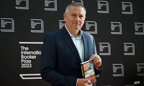 ബുക്കർ പുരസ്കാരത്തിന് അർഹമായ  ജി​യോ​ർ​ജി ഗോ​സ് പോ​ഡി​നോ​വി​ന്റെ Time Shelter വാ​യി​ക്കു​ന്നു