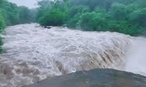 മലവെള്ളം ഇറങ്ങിത്തുടങ്ങി;  ദു​രി​താ​ശ്വാ​സ കേ​ന്ദ്ര​ങ്ങ​ളി​ലേ​ക്ക്​   മാ​റ്റി​ത്താ​മ​സി​പ്പി​ച്ച​വ​ർ വ്യാ​ഴാ​ഴ്ച ഉ​ച്ച​യോ​ടെ തി​രി​ച്ചെ​ത്തി