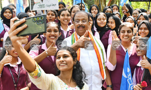 കണ്ണൂർ കൃഷ്ണമേനോൻ സ്മാരക വനിതാ കോളേജിൽ പര്യടനത്തിന് എത്തിയ കണ്ണൂർ മണ്ഡലം യു.ഡി.എഫ് സ്ഥാനാർത്ഥി കെ. സുധാകരനൊപ്പം യൂനിയൻ ചെയർപേഴ്സൺ തീർത്ഥനാരായണന്‍റെ നേതൃത്വത്തിൽ വിദ്യാർത്ഥിനികൾ സെൽഫി എടുക്കുന്നു