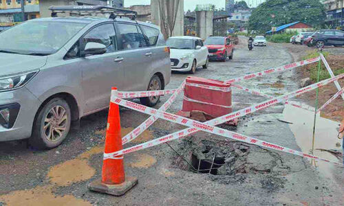 അ​ഴു​ക്കു​ചാ​ലി​ന്‍റെ സ്ലാ​ബ് ത​ക​ർ​ന്നു; അ​പ​ക​ട​ക്കു​രു​ക്കാ​യി ദേ​ശീ​യ​പാ​ത