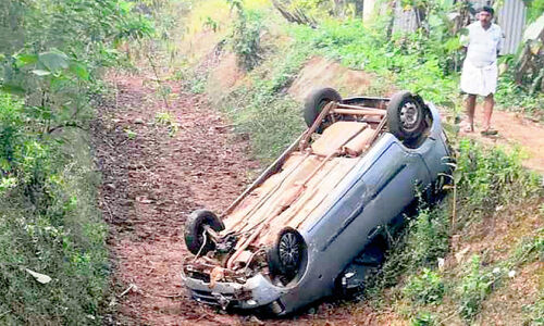 ക​നാ​ലി​ലേ​ക്ക് മ​റി​ഞ്ഞ കാ​റി​ൽനി​ന്ന് യാ​ത്ര​ക്കാ​ർ അ​ത്ഭു​ത​ക​ര​മാ​യി ര​ക്ഷ​പ്പെ​ട്ടു