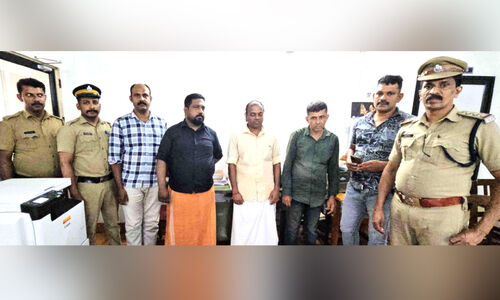 വ്യാ​ജ സ്വ​ർ​ണം പ​ണ​യം വെ​ച്ച് കോ​ടി രൂ​പ ത​ട്ടി; പ്ര​തി​ക​ൾ പി​ടി​യി​ൽ