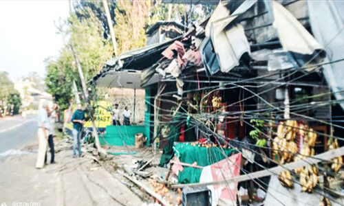 ശബരിമല തീർഥാടകരുടെ ബസ് കടകൾ ഇടിച്ചുതകർത്തു ശബരിമല തീർഥാടകരുടെ ബസ് കടകൾ ഇടിച്ചുതകർത്തു