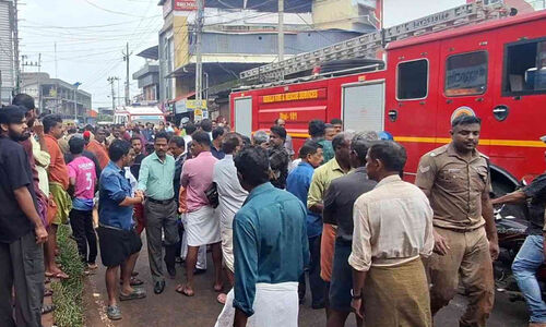 കൊടകര ദുരന്തം; തകർന്ന കെട്ടിടത്തിനടുത്തെത്താന് വഴിയില്ലാത്തത് രക്ഷാപ്രവര്ത്തനത്തിന് തടസ്സമായി കൊടകര ദുരന്തം; തകർന്ന കെട്ടിടത്തിനടുത്തെത്താന് വഴിയില്ലാത്തത് രക്ഷാപ്രവര്ത്തനത്തിന് തടസ്സമായി