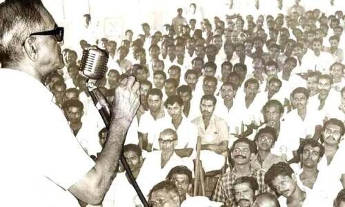 തെളിവുകൾ പരിശോധിക്കുന്നു തെളിവുകൾ പരിശോധിക്കുന്നു