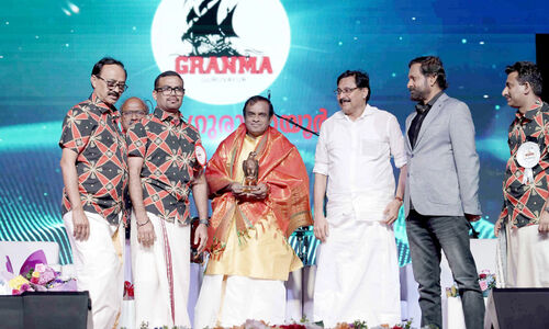 ക​ട​ൽ​ക​ട​ന്ന് തോ​ൽ​പ്പാ​വ​ക്കൂ​ത്ത് അ​റേ​ബ്യ​ൻ മ​ണ്ണി​ൽ