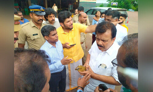 എം.എൽ.എയും കലക്​ടറും ചെർക്കള ബസ് സ്റ്റാൻഡ് സന്ദർശിച്ചു;  ബസുകൾ ഇന്നുമുതൽ ചെർക്കള സ്റ്റാൻഡിൽ പ്രവേശിക്കണം