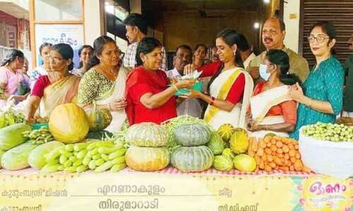 ഓണം പൊടിപൊടിച്ച് കുടുംബശ്രീ; വിപണനമേളയിൽ സംസ്ഥാനത്ത് ഒന്നാമതായി എറണാകുളം ഓണം പൊടിപൊടിച്ച് കുടുംബശ്രീ; വിപണനമേളയിൽ സംസ്ഥാനത്ത് ഒന്നാമതായി എറണാകുളം