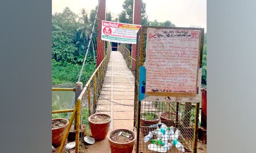 വെണ്ണക്കാട് തൂക്കുപാലം നവീകരണം വൈകുന്നു വെണ്ണക്കാട് തൂക്കുപാലം നവീകരണം വൈകുന്നു
