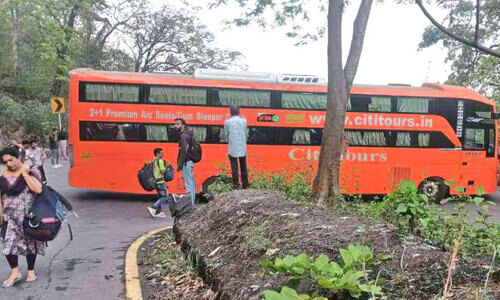വളവിൽ ബസ് കുടുങ്ങി; ചുരത്തിൽ നരകയാത്ര തന്നെ വളവിൽ ബസ് കുടുങ്ങി; ചുരത്തിൽ നരകയാത്ര തന്നെ