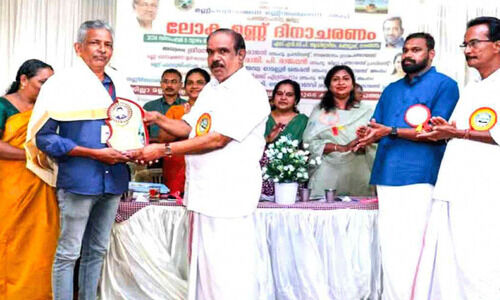 തപാൽ വകുപ്പിന് നിരവധി നേട്ടങ്ങൾ സമ്മാനിച്ച് സുരേഷ് യാത്രയായി തപാൽ വകുപ്പിന് നിരവധി നേട്ടങ്ങൾ സമ്മാനിച്ച് സുരേഷ് യാത്രയായി